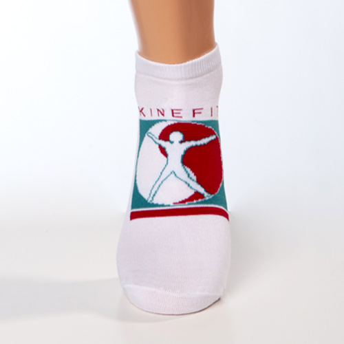 sneaker-socken in grundfarbe weiß mit logo vorne auf fuß-rist